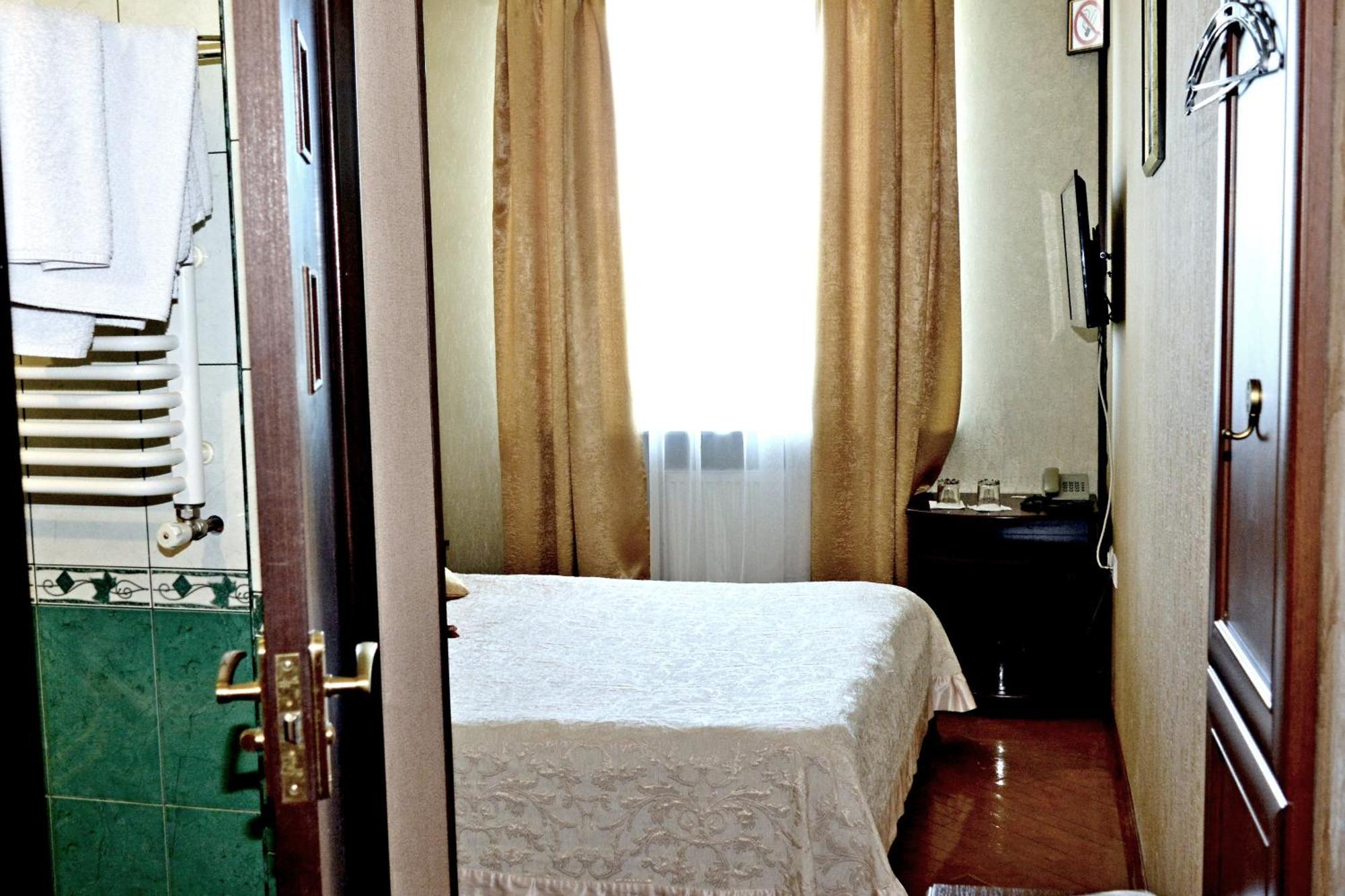 Argo Hotell Lviv Exteriör bild