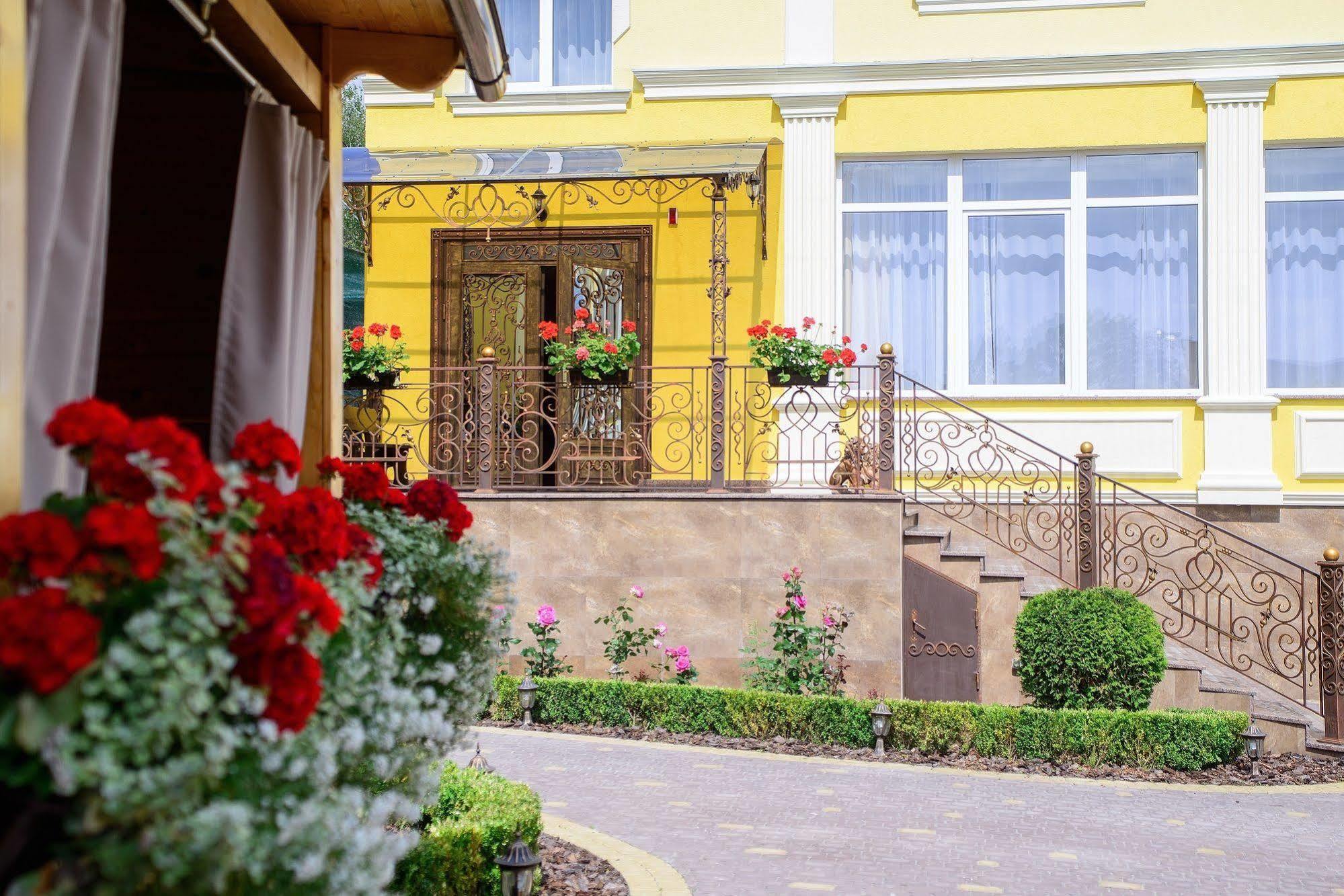 Argo Hotell Lviv Exteriör bild